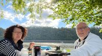 Die Gründer von B&H Reisemobilvermietung bei einem Camping-Frühstück am See
